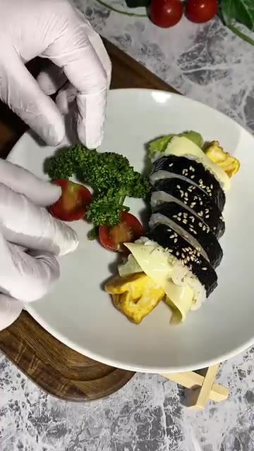 브로콜리와 방울토마토로 장식하여 완성한다. — 치즈 꼬마김밥 만들기