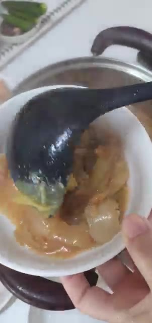 냄비에 배추와 소고기를 넣고 물을 부어 끓인다. — 소고기 배추국.깻잎 무생채등