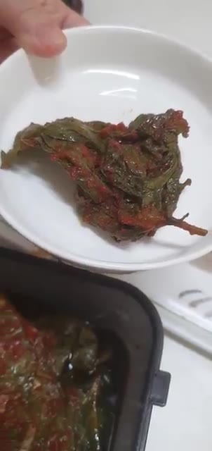 완성된 소고기 배추국, 무생채, 깻잎무침을 그릇에 담아낸다. — 소고기 배추국.깻잎 무생채등