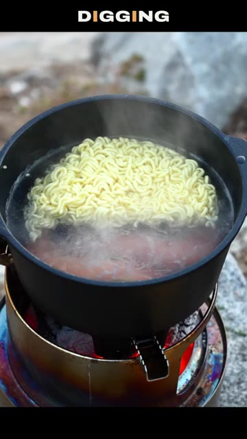 라면 사리를 넣고 끓인다. — 얼큰 해장 라면 캠핑 요리