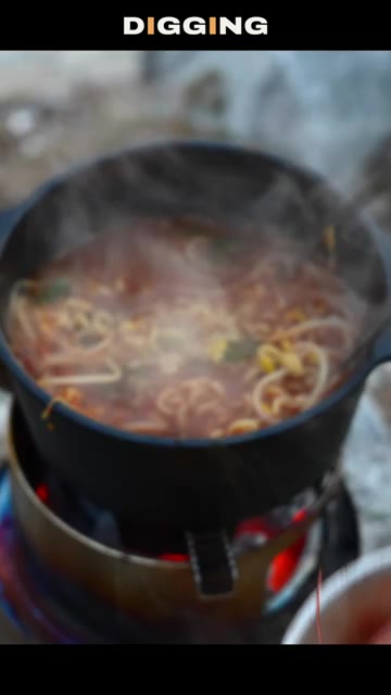 새우와 면을 건져 맛있게 먹는다. — 얼큰 해장 라면 캠핑 요리