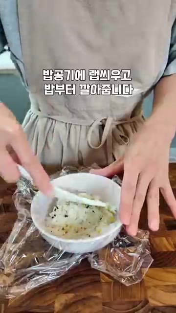 팬에 기름을 두르고 볶은 김치를 볶아줍니다. — 방학 아침, 10분이면 완성! 떡갈비 밥버거