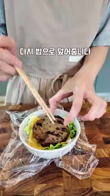 밥에 조미료를 뿌리고 참기름을 넣어 고루 섞어줍니다. — 방학 아침, 10분이면 완성! 떡갈비 밥버거