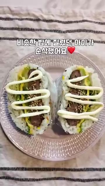 양상추, 슬라이스 치즈, 볶은 김치, 떡갈비를 차례로 올립니다. — 방학 아침, 10분이면 완성! 떡갈비 밥버거