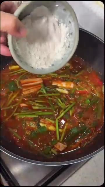 준비한 채소(대파, 미나리, 청양고추, 홍고추)를 넣고 끓이다가 전… — 노랑가오리찜 만들기