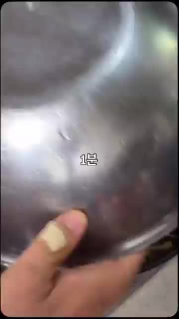 콩나물을 넣고 1분간 더 끓여 아삭한 식감을 살려줍니다. — 노랑가오리찜 만들기