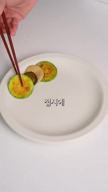 구운 채소에 소스를 뿌려 버무려준다. — 아이도 잘 먹는 5분컷 채소 반찬