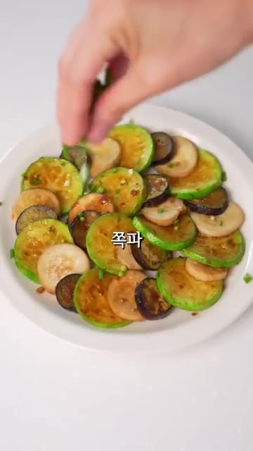 접시에 담고 쪽파와 깨를 뿌려 완성한다. — 아이도 잘 먹는 5분컷 채소 반찬