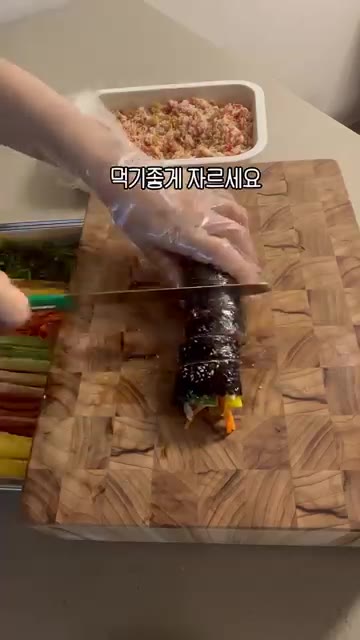 김 위에 밥과 재료를 올리고 돌돌 말아주면 완성입니다. — 우리집이 제주도 오는정김밥