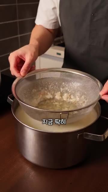 총 8시간을 끓인 후, 1차, 2차, 3차 육수를 모두 합쳐 기름기… — 24시간 걸리는 사골곰탕, 직접 만들어보니...
