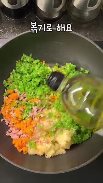 팬에 식용유 3큰술을 두르고 다진 채소와 햄을 넣고 볶아주세요. 수… — 이거 뭔데 맛있어? 자꾸 생각나는 볶음밥 #shorts