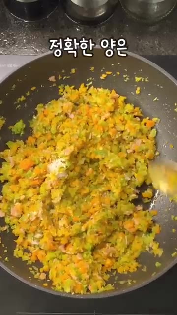 맛소금을 넣고 밥 1공기를 넣어 센 불에서 다시 볶아주세요. — 이거 뭔데 맛있어? 자꾸 생각나는 볶음밥 #shorts