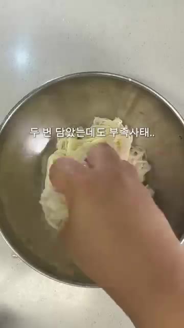 흐르는 찬물에 면을 헹궈 물기를 꼭 짜주세요. — 초간단 여름별미 김치말이국수
