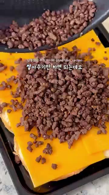 햄버거빵 윗면에 올리브오일을 바르고 통깨를 뿌려줍니다. — 남편 최애 슬라이더 햄버거 레시피