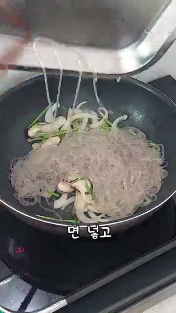 부추는 마지막에 살짝 볶아줍니다. — 간단 잡채 만들기