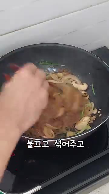 통깨를 뿌려 마무리합니다. — 간단 잡채 만들기