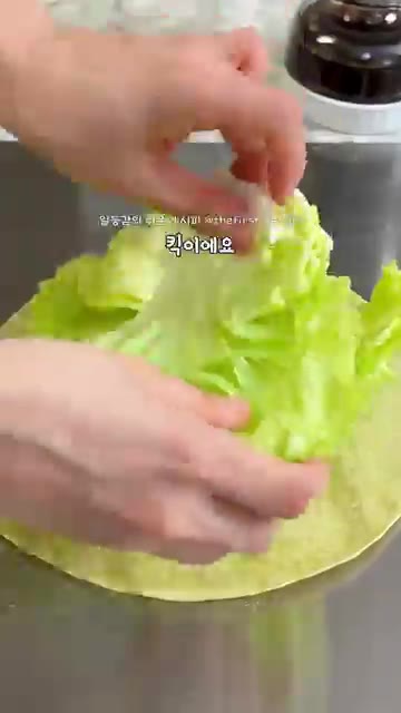 또띠아 위에 양상추, 슬라이스 햄, 감자 샐러드를 차례로 올린다. — 차갑게 먹으면 더 맛있는 밀프랩 🥪 또띠아 샌드위치 만들기