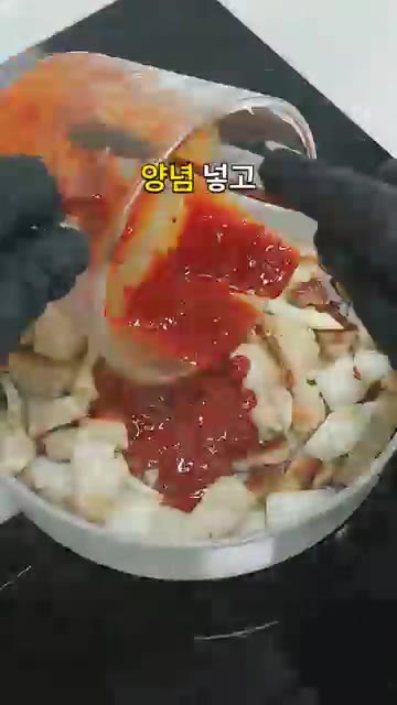 준비한 고추장 양념을 넣고 중불에서 1~2분간 빠르게 볶아 고기에… — 매콤달콤 깍둑삼겹 고추장볶음