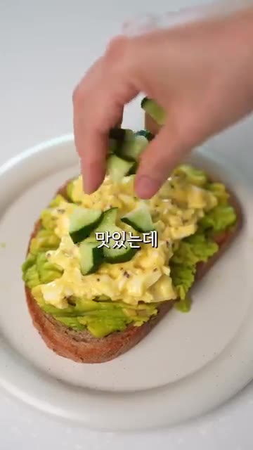삶은 계란 껍질을 까서 그릇에 담고 홀그레인 머스터드, 플레인 요거… — 딱 5분만에 만드는 천연 위고비 아침메뉴