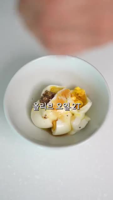 식빵을 구워 으깬 아보카도를 펴 바르고 으깬 계란 샐러드를 올립니다. — 딱 5분만에 만드는 천연 위고비 아침메뉴