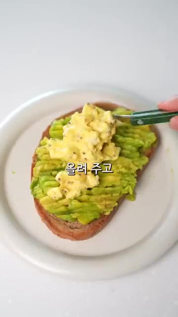 오이와 토마토를 올리고 후추를 뿌려주면 맛있는 아침 메뉴 완성입니다. — 딱 5분만에 만드는 천연 위고비 아침메뉴