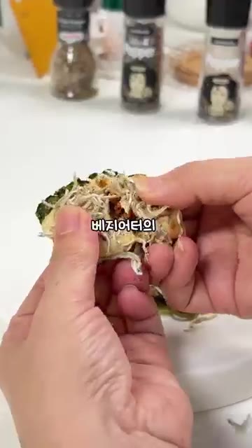 완성된 김치즈과자를 먹기 좋게 반으로 접어준다. — 다이어트 중 감자칩 대신 먹는 김치즈과자