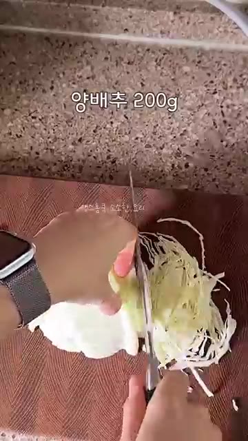 볼에 채 썬 양배추와 당근을 담습니다. — 뱃살 쏙 빼주는❗️ 양배추 당근라페 레시피