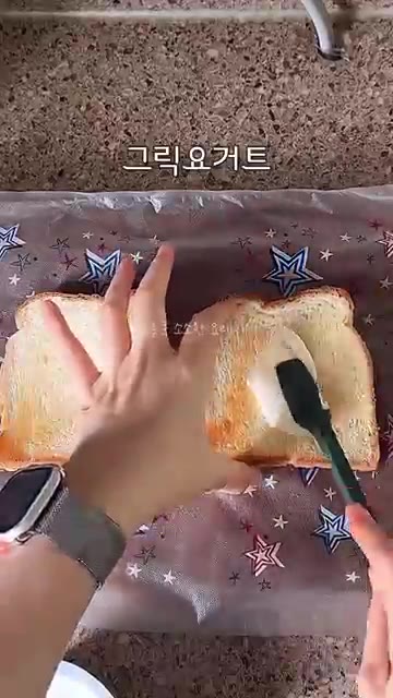 식빵 위에 그릭 요거트를 듬뿍 바릅니다. — 뱃살 쏙 빼주는❗️ 양배추 당근라페 레시피
