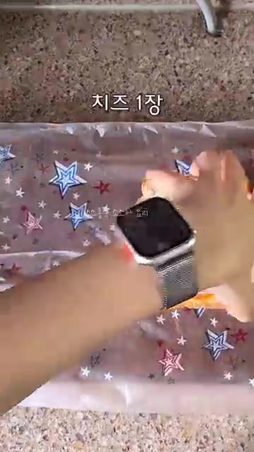 체다 치즈 1장을 올립니다. — 뱃살 쏙 빼주는❗️ 양배추 당근라페 레시피