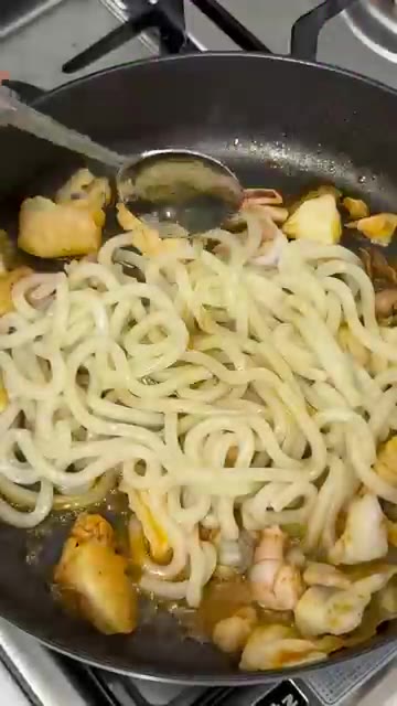 마지막으로 가쓰오부시를 올려주면 완성! — 지지고 싱크로율 100% 집에서 만들어보세요
