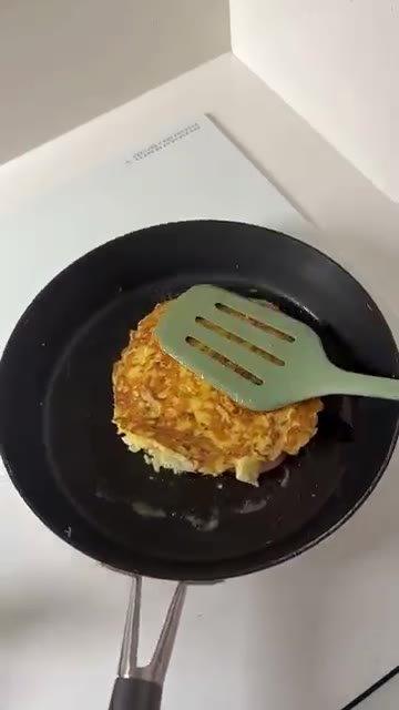 팬에 기름을 두르고 반죽을 얇게 펼쳐 올린다. — 초딩 스타일 오코노미야끼 아침 일기