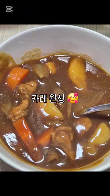 케첩 반 바퀴를 둘러 감칠맛을 더하고 잘 섞어줍니다. 카레 완성! — 고형카레 4인분 만들기 (feat.오뚜기3일 숙성카레)