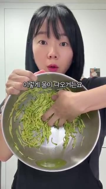 절여진 애호박에서 나온 물기를 꼭 짜내고, 새우와 청양고추를 넣습니다. — 애호박새우전은 무조건 이렇게! #레시피 #오늘도요리 #cooking