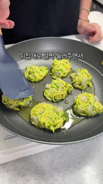 뒤집개로 살짝 눌러주면서 중약불에서 익혀줍니다. — 애호박새우전은 무조건 이렇게! #레시피 #오늘도요리 #cooking