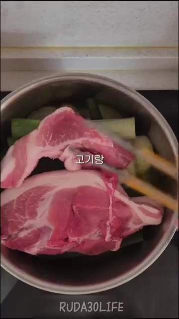 돼지고기와 마늘을 넣는다. — 무수분 수육 (저염식)