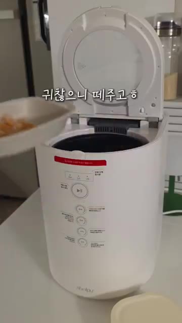 익혀둔 새우에 차갑게 식힌 간장물을 붓습니다. — 익혀 먹는 간장새우장 레시피