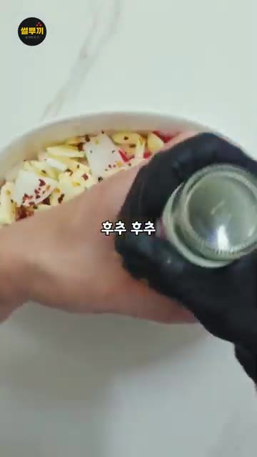 페퍼론치노, 소금, 후추를 뿌리고 올리브유를 넉넉히 둘러줍니다. — 감바스에 이것 한 스푼, 맛이 달라집니다