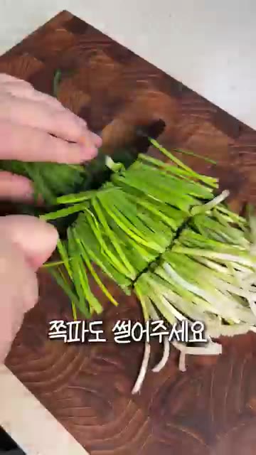 볼에 준비한 배추와 쪽파를 담고 고춧가루, 설탕, 다진 마늘, 다진… — 초간편 알배기배추 겉절이 만들기 | 절이지 않고 10분 만에 끝내는 배추겉절이