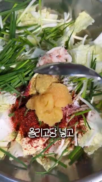 양념이 골고루 배도록 잘 버무린 후 통깨를 뿌려 마무리합니다. — 초간편 알배기배추 겉절이 만들기 | 절이지 않고 10분 만에 끝내는 배추겉절이