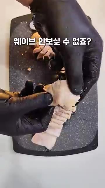 알배추 위에 수육과 쌈장을 올려 한쌈하면 완성이다. — 소주 양보하세요 인생 최고의 맛입니다