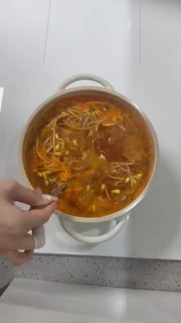 마지막으로 두부 반 모를 넣고 한소끔 더 끓여주면 완성이다. — 개운하다 못해 깨운한 김치콩나물국 😤