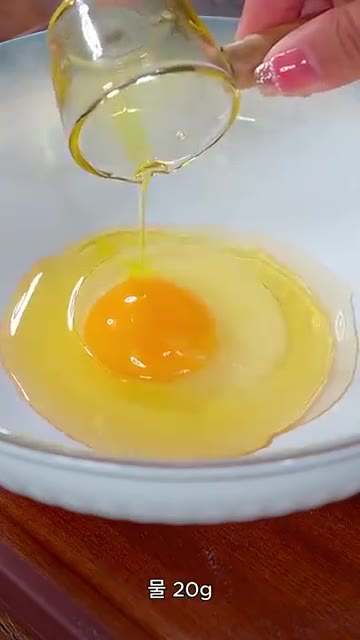 다른 볼에 달걀 1개, 식용유 20g, 물 20g을 넣고 섞은 뒤… — 겉바속촉 꿀 튀김과자 명절 간식 레시피