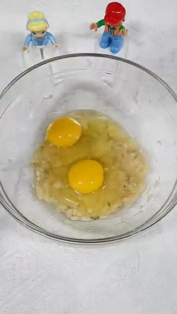 으깬 바나나에 계란 2개를 넣고 잘 풀어줍니다. — 12년 유지어터 살빠지는 케이크🥞