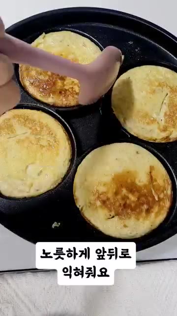 반죽을 앞뒤로 노릇하게 익혀줍니다. — 12년 유지어터 살빠지는 케이크🥞