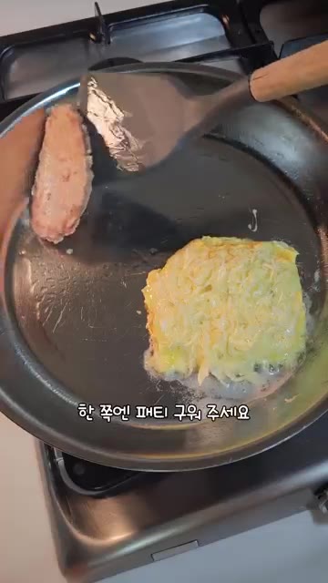 패티와 양배추 계란 반죽을 노릇하게 구워줍니다. — 길거리 옛날 토스트 레시피