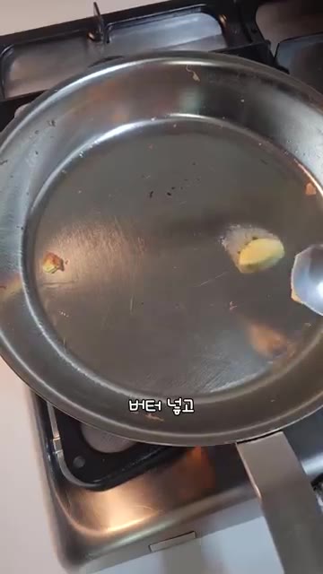 구워진 계란과 패티를 버터 두른 팬에 식빵과 함께 올려 살짝 더 구… — 길거리 옛날 토스트 레시피
