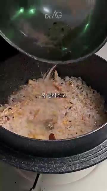 팬에 기름을 두르고 통마늘을 노릇하게 구워줍니다. 참송이 버섯을 잘… — 버섯솥밥 1등은 이 버섯입니다