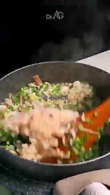 솥에 쌀을 넣고 물, 간장 1큰술을 부어 끓입니다. 약불로 줄여 1… — 버섯솥밥 1등은 이 버섯입니다