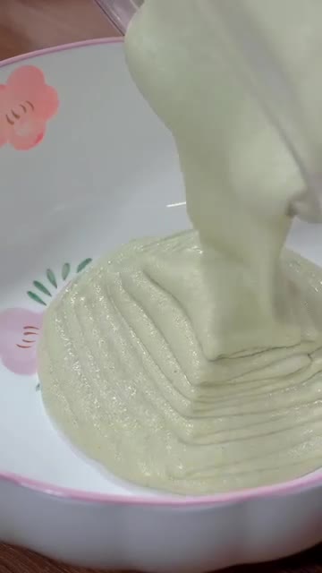 갈아진 반죽은 큰 볼에 옮겨 담고 밀가루 300g과 이스트 1큰술을… — 겉은 쫀득 속은 부드러운 초간단 수제 녹두 쌀빵 레시피