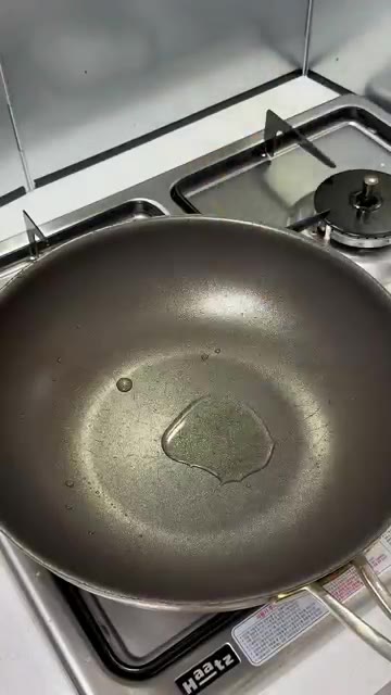 큰 냄비에 기름을 두르고 찌개용 고기 300g을 넣고 2분간 볶아줍니다. — 어떤 김치로 끓여도 다 맛있는 김치찌개 레시피